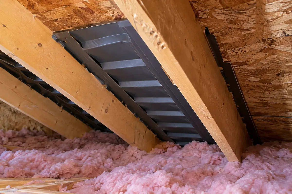 Roof-edge baffle above attic insulation
