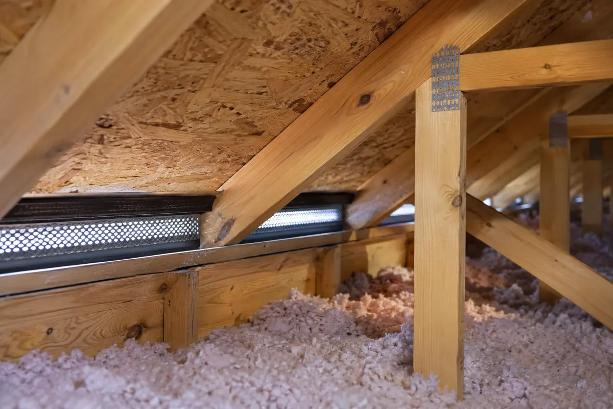 Roof-edge ventilation baffle and timber framing